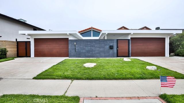 17052 Edgewater Ln, Huntington Beach, CA 92649