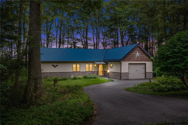 137 Wenatchee Ln, Central City, PA 15926