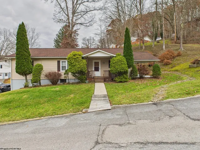 7 Hilltop Dr, Philippi, WV 26416