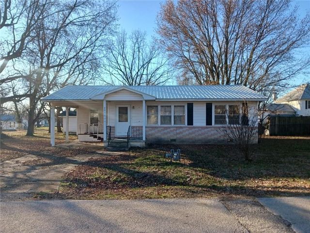 203 Pine St, Green Forest, AR 72638