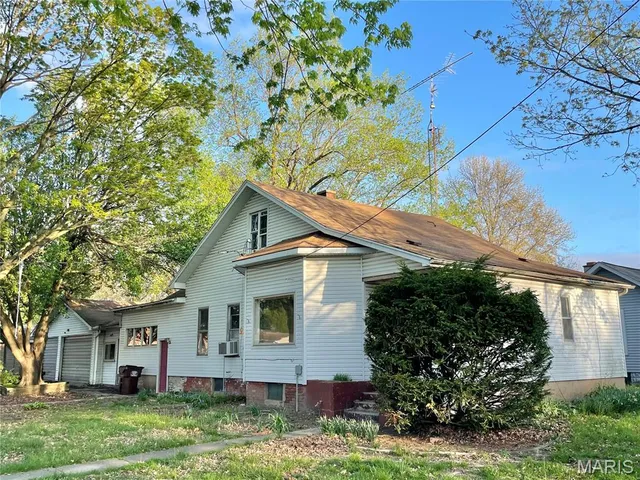 903 N  Van Buren St, Litchfield, IL 62056