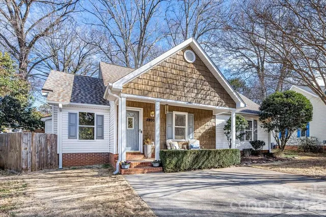 2200 Olde Chantilly Ct, Charlotte, NC 28205