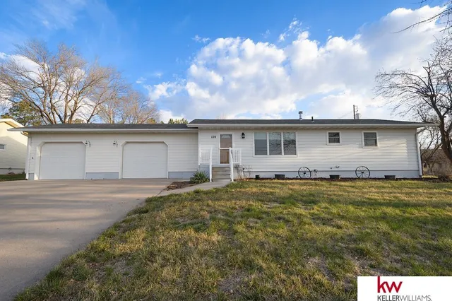 120 Willard Ave, Hebron, NE 68370