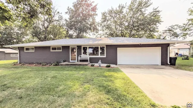 419 Iowa St, Olpe, KS 66865