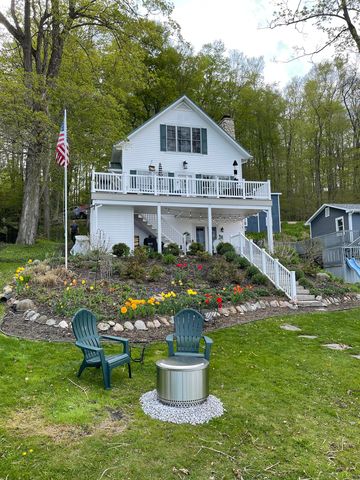 65587 North Dr, Cassopolis, MI 49031