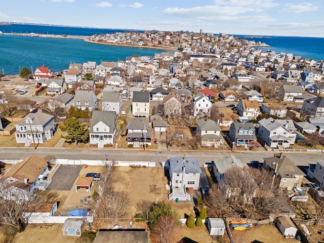 24 P St, Hull, MA 02045
