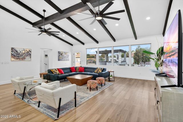 7222 W JOHN CABOT Road, Glendale, AZ 85308