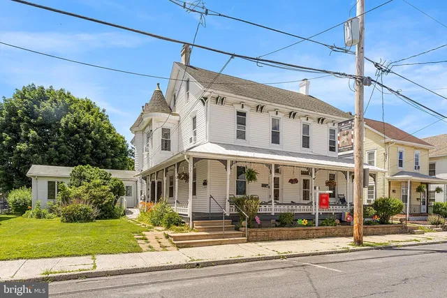 154 4th St, Lehighton, PA 18235