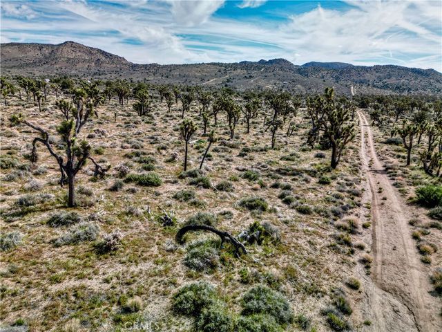 27 Vista Rd, Pioneertown, CA 92268