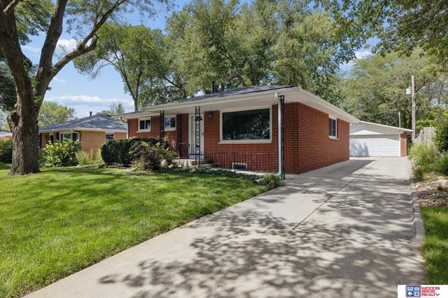 2327 S  61st St, Lincoln, NE 68506