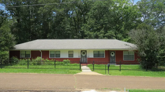 113 Cherry St, Kosciusko, MS 39090