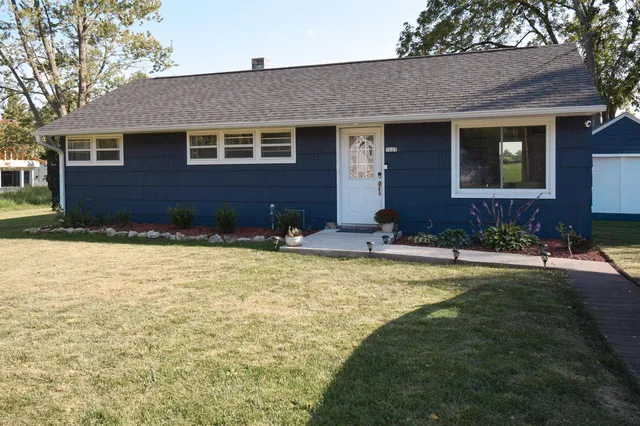 1027 West Walworth AVENUE, Whitewater, WI 53190