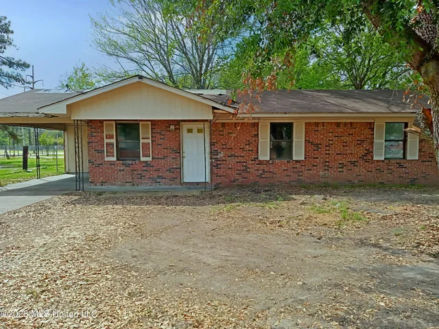 802 Gentle Ben Ave, Yazoo City, MS 39194