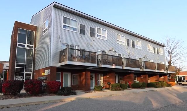 4081 Crooks Rd, Royal Oak, MI 48073