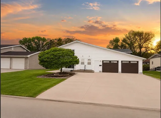 1512 1/2 S  5th St, Aberdeen, SD 57401