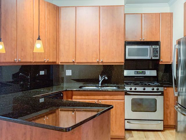 638 W  Roscoe St #1, Chicago, IL 60657