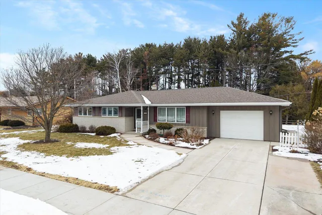 814 Huron AVENUE, Oostburg, WI 53070