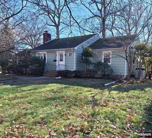 284 Village Pl, Wyckoff, NJ 07481