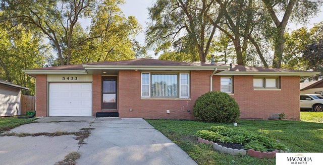5433 Pioneers Blvd, Lincoln, NE 68506