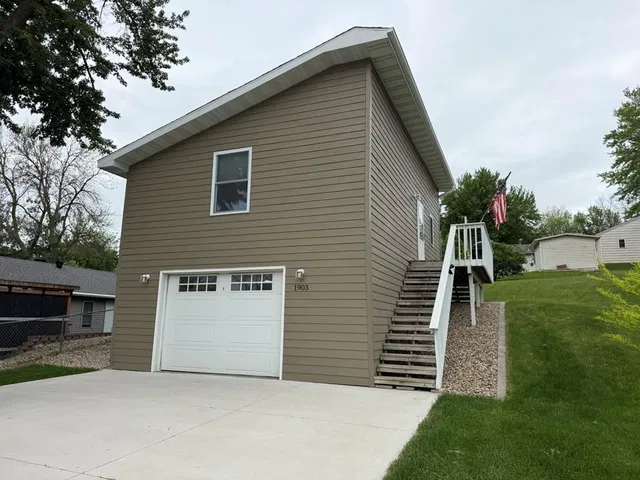 1903 Mark Dr, Albert Lea, MN 56007