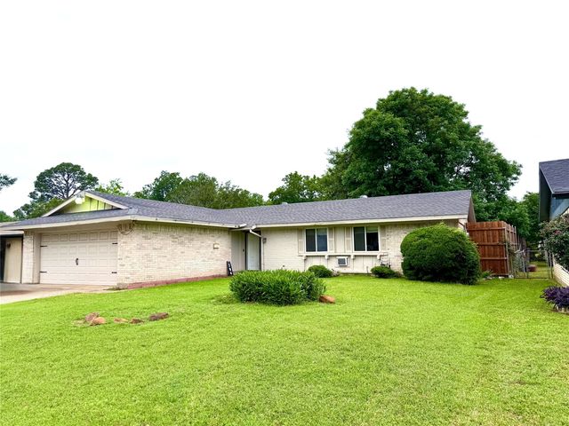 706 Midway Dr W, Euless, TX 76039