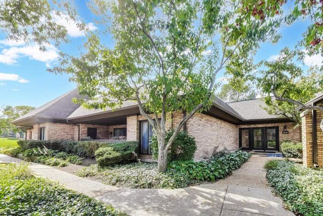 3955 Mission Hills Rd #D, Northbrook, IL 60062