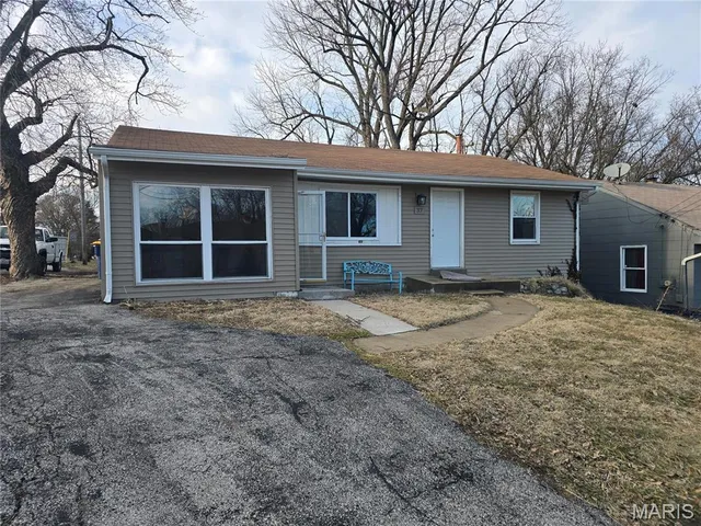 37 Anistasia Dr, Saint Louis, MO 63135