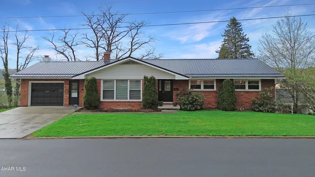 111 Clara St, Ebensburg, PA 15931
