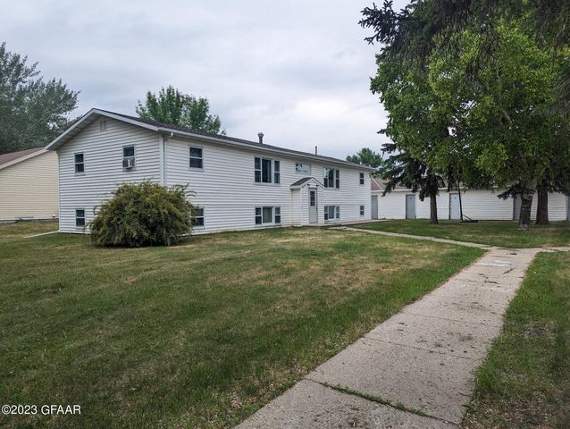 822 20th St   NW, East Grand Forks, MN 56721