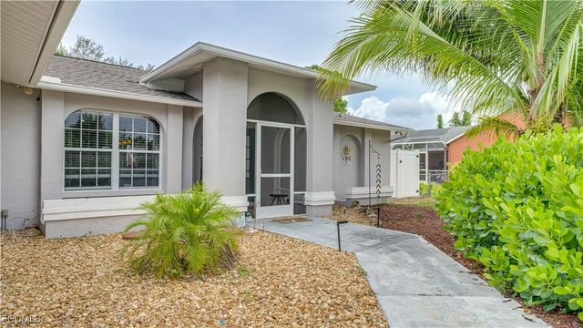 517 Hibiscus Ave, Lehigh Acres, FL 33972