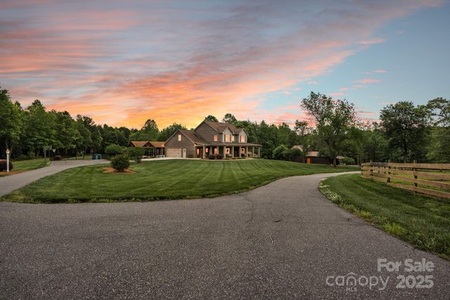 3440 17th Ave NE, Hickory, NC 28601