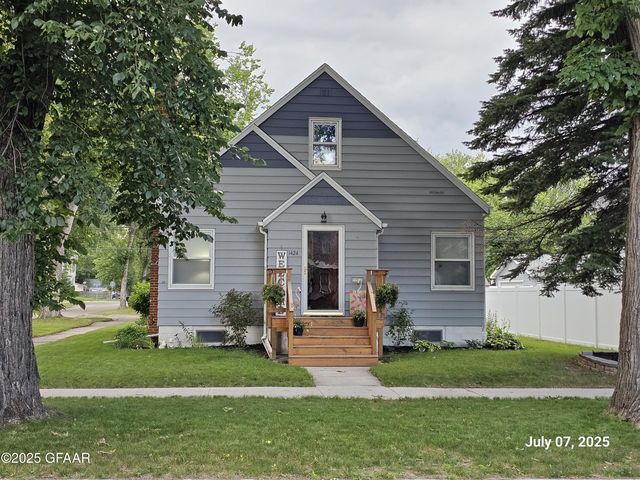 1424 2nd Ave N, Grand Forks, ND 58203