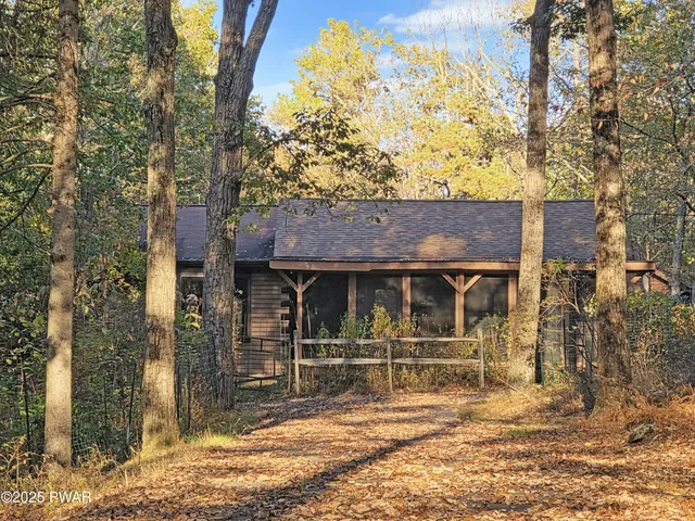 171 Laurel Dr, Shohola, PA 18458