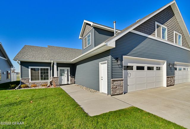 4436 Edgewood Ct, Grand Forks, ND 58201