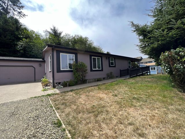 355 NW 55th St, Newport, OR 97365