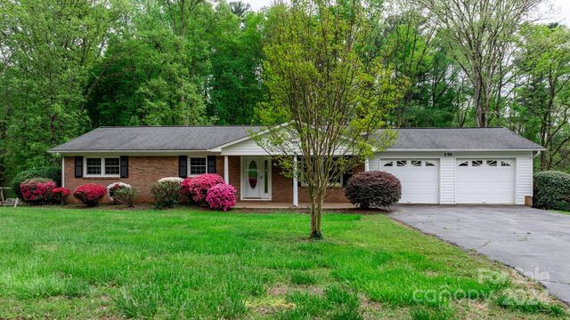 153 Lakemont Park Rd, Hickory, NC 28601