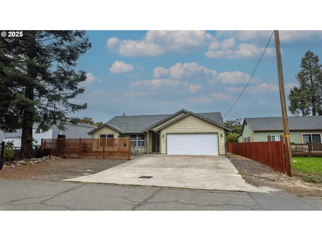 120 SE Edwards Ave, Winston, OR 97496