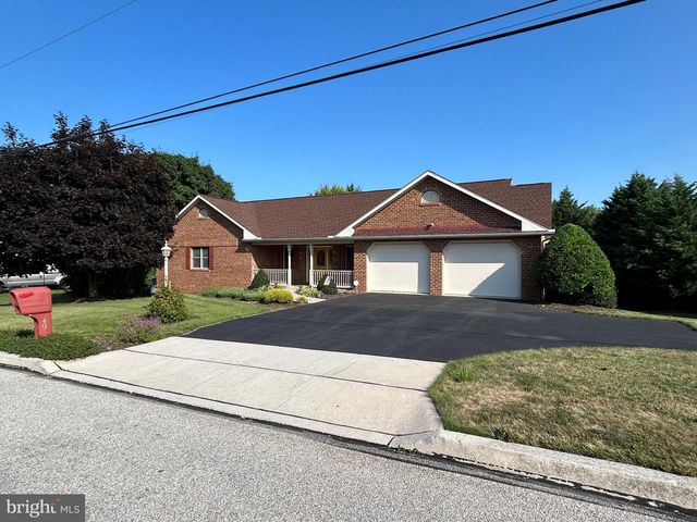 49 Hillside Rd, Hanover, PA 17331