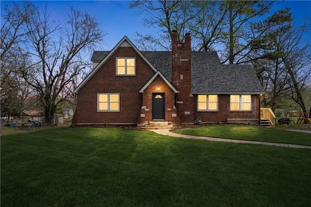 915 S  Trail Ridge Dr, Independence, MO 64050