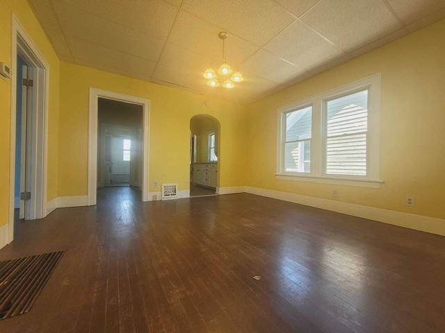 915 W  3rd St, Grand Island, NE 68801
