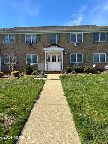 31 Manchester Ct #B, Freehold, NJ 07728