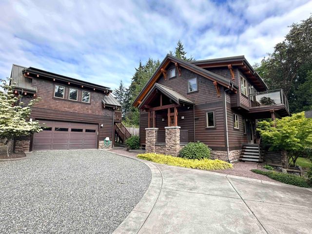 1843 NE Virginia Ct, Bainbridge Island, WA 98110