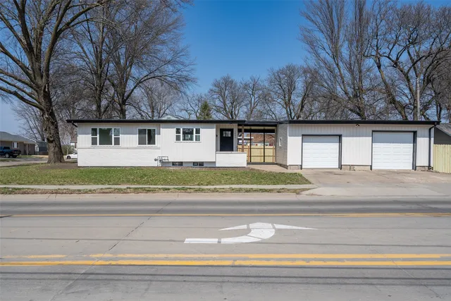 1405 W  Pleasant St, Knoxville, IA 50138