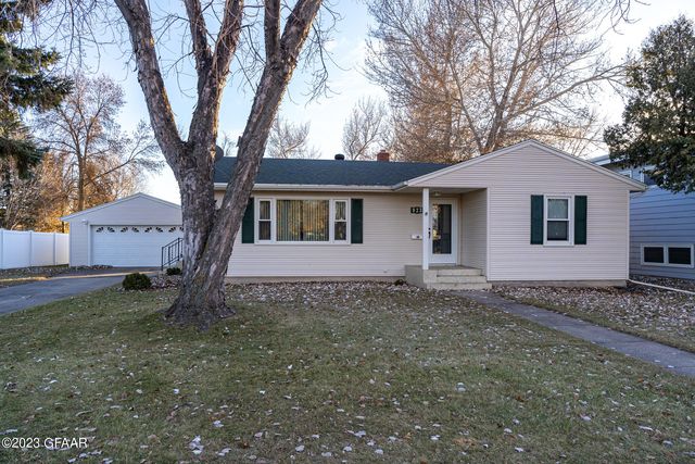 923 17th St NW, East Grand Forks, MN 56721