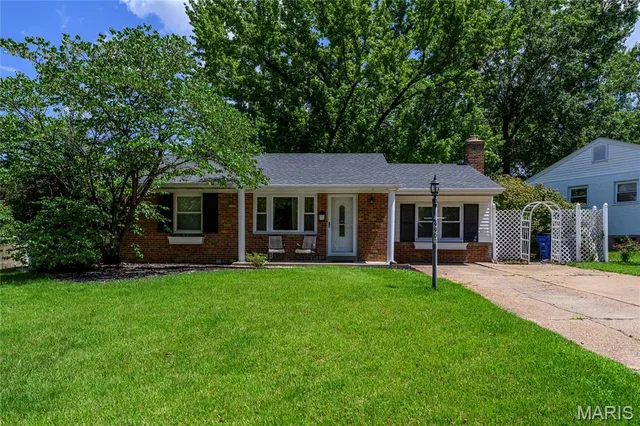 9903 Kenyon Ct, Saint Louis, MO 63119