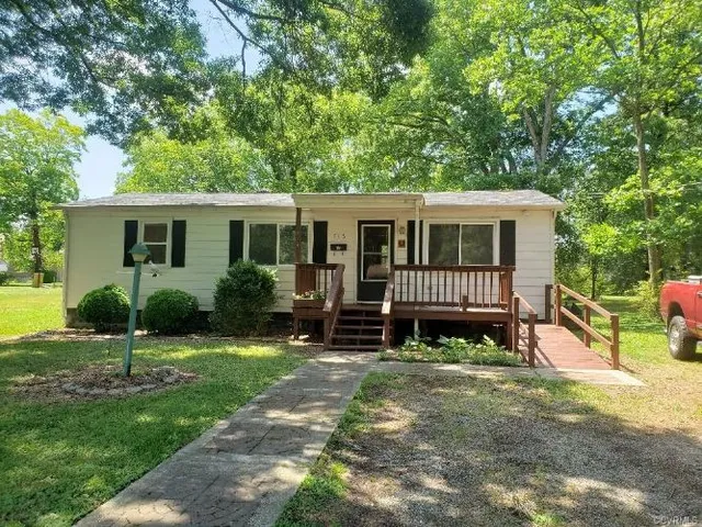 716 Oak St, Blackstone, VA 23824