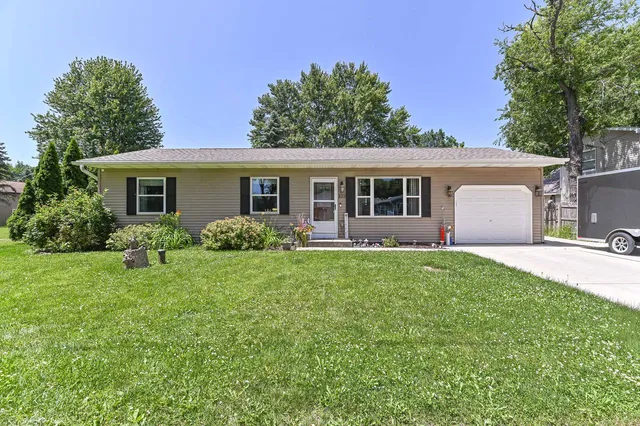 322 Woodlawn AVENUE, Burlington, WI 53105