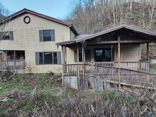 136 Cawood Br, Johns Creek, KY 40815