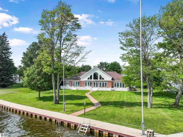 707 Lake Shore Dr, Cadillac, MI 49601