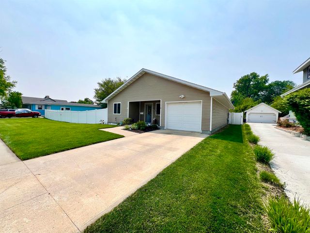 810 S  8th St, Norfolk, NE 68701